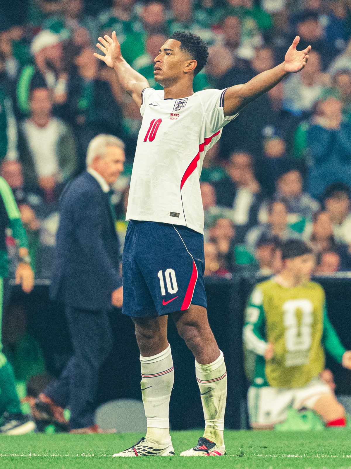 Futbolista abre los brazos hacia la grada tras anotar