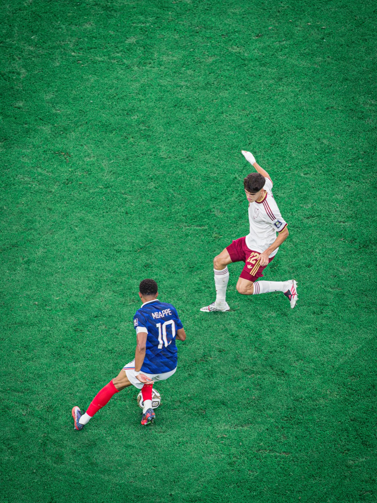 Vista cenital de un duelo entre dos jugadores sobre el césped