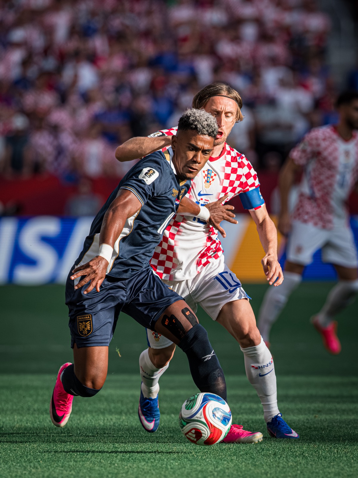 Dos jugadores disputan el balón cuerpo a cuerpo