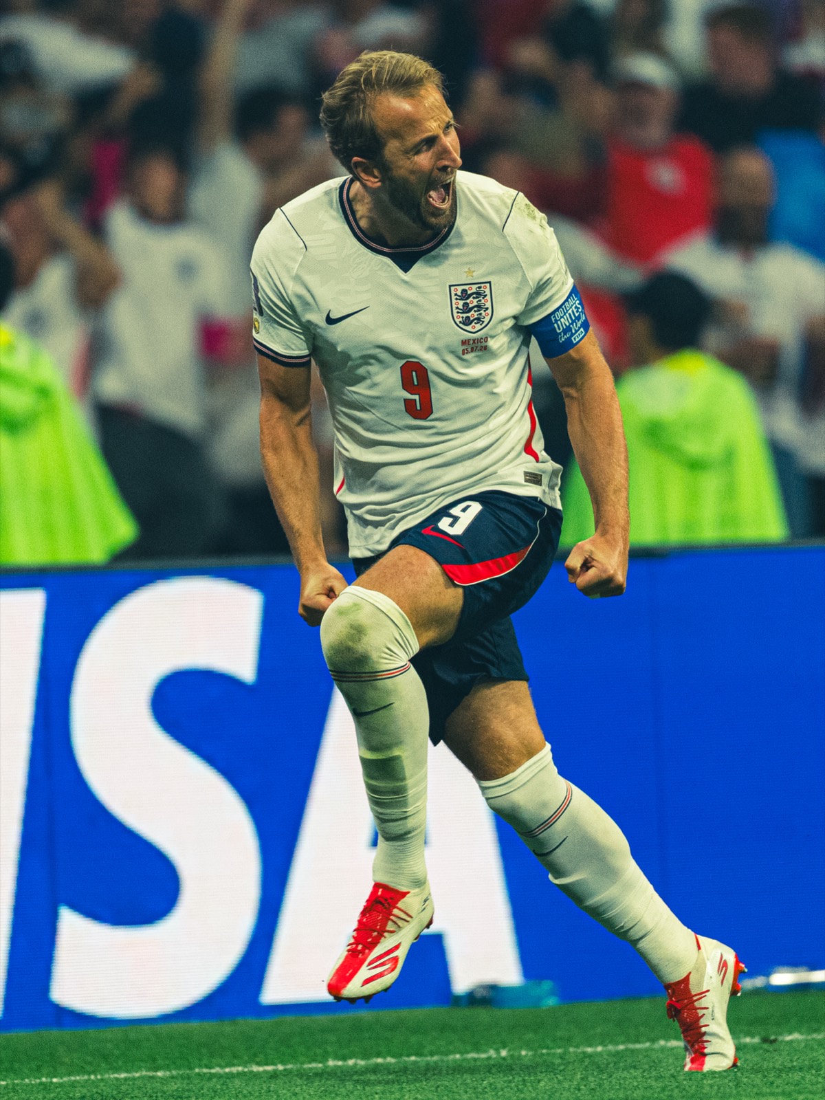 Delantero grita celebrando un gol con los puños cerrados