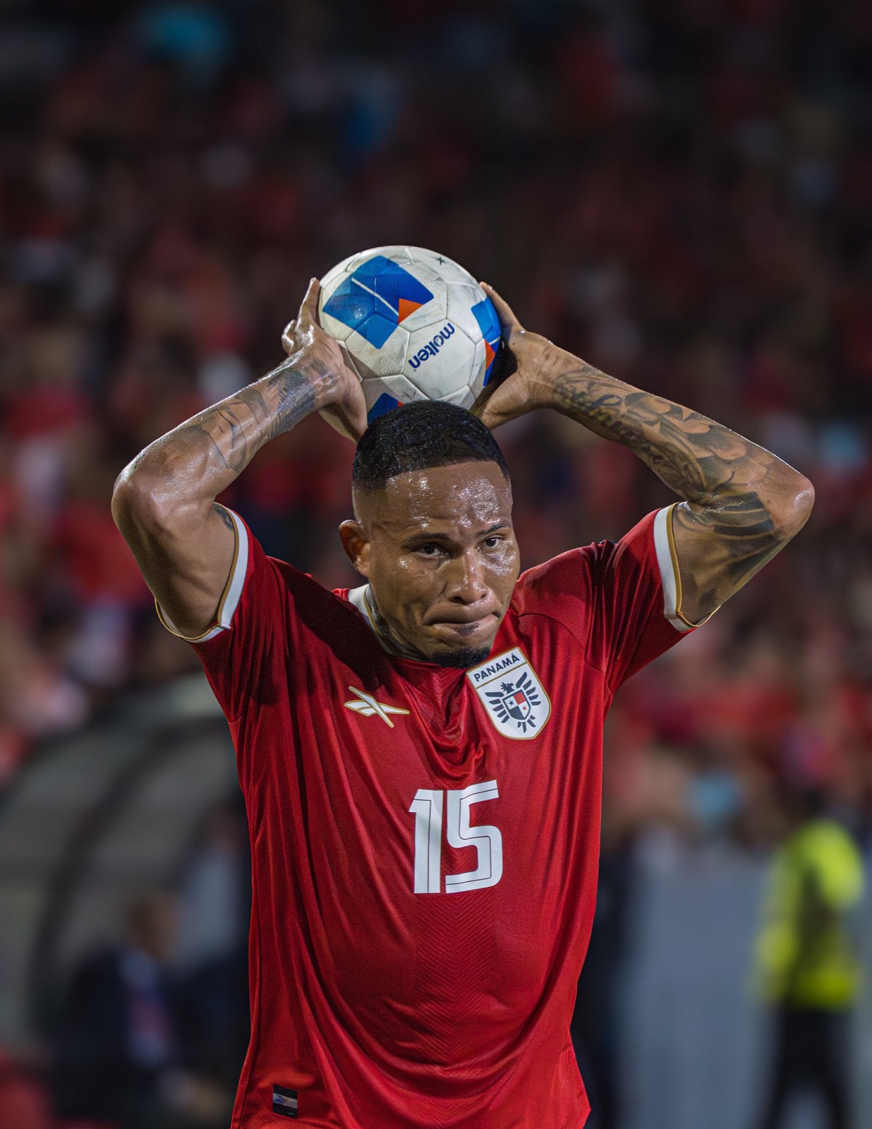 Jugador de la selección de Panamá ante la afición durante una eliminatoria mundialista
